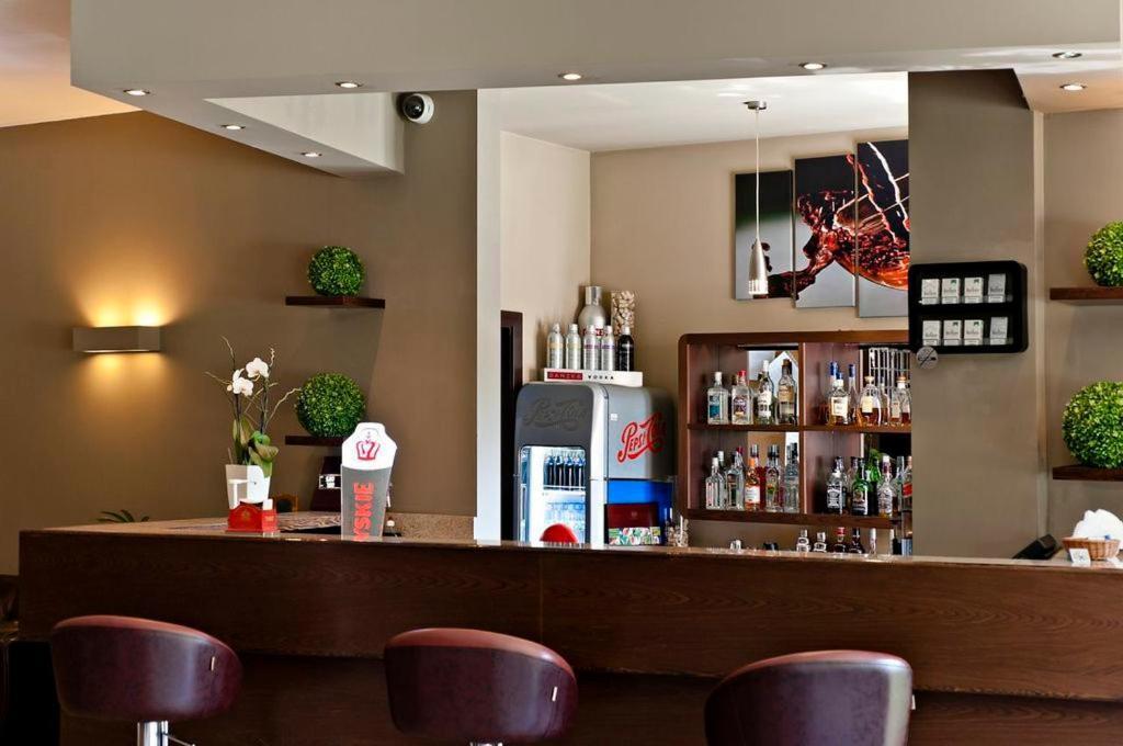 קונסטנסין-יז'יורנה Hotel Borowina מראה חיצוני תמונה