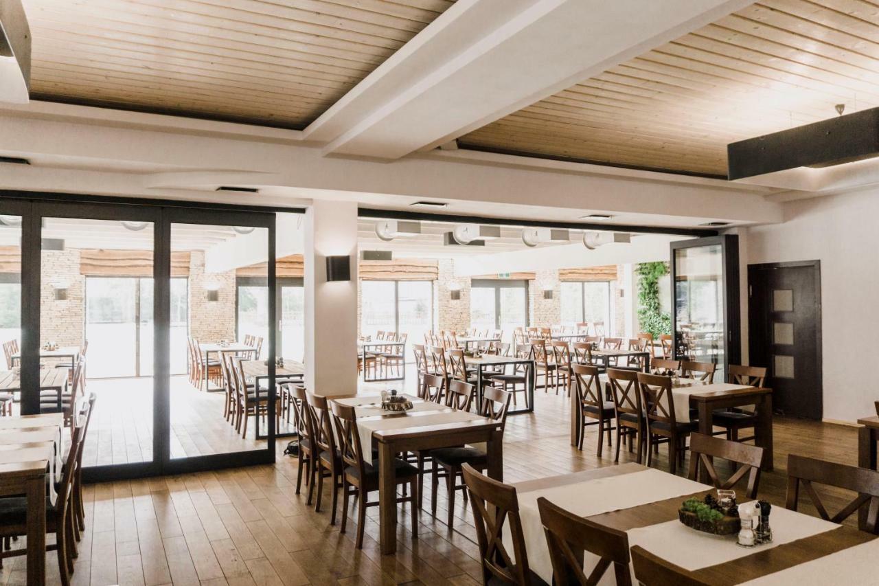 קונסטנסין-יז'יורנה Hotel Borowina מראה חיצוני תמונה